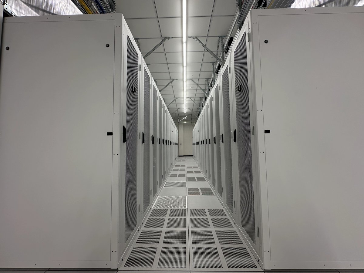 spacey2025's tweet photo. 🚀 Powerful. Private. Plug & Play.
MetaY’s high-performance GPU clusters are built for ultra-stable, high-quality computing —
delivering instant deployment, speed, and full data privacy.
Ready when you are.
#GPU #EdgeAI #DePIN #AIInfrastructure #CloudComputing #MetaY #PlugAndPlay #PrivacyFirst