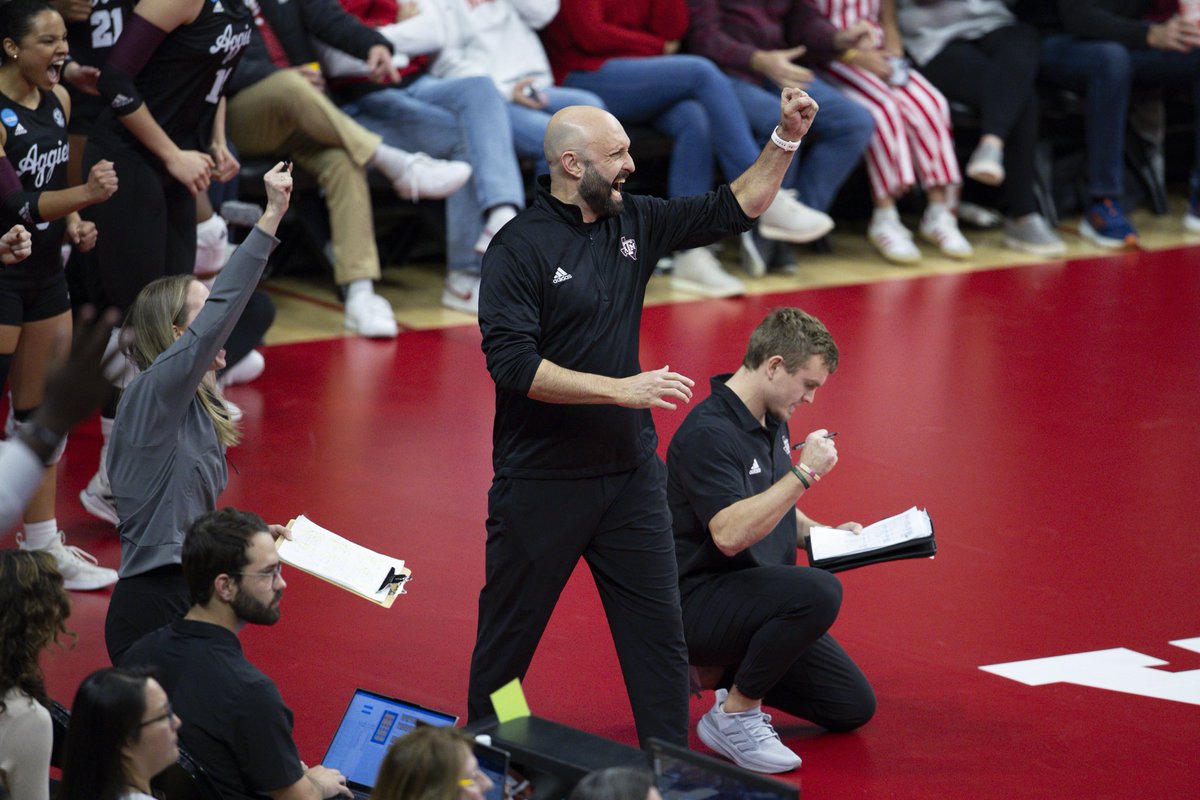 Second-straight sweep for Coach Morrison and the United States ‼️🧹

🇺🇸 3-0 🇲🇽
S3: 25-23

#GigEm // #AggieVB