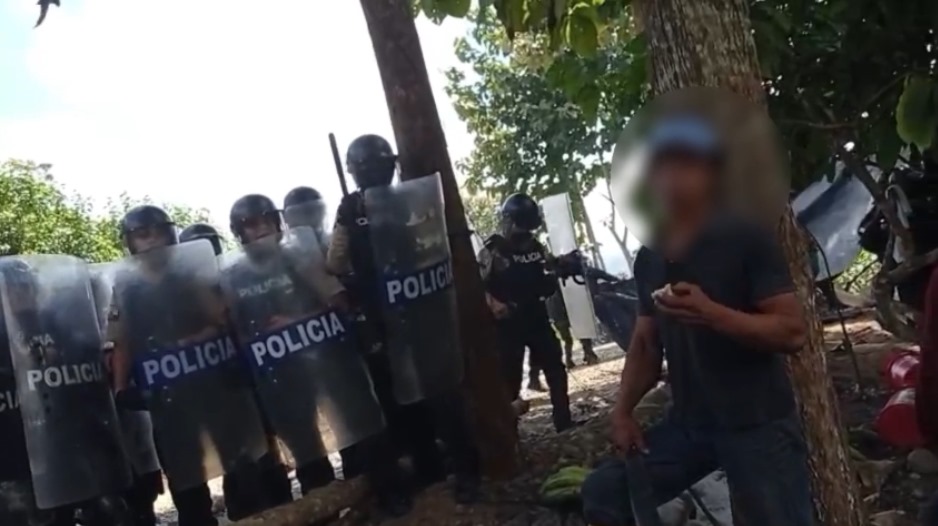 <a href="/PoliciaEcuador/">Policía Ecuador</a> <a href="/Comunalisis/">Comunálisis</a> <a href="/GeoCriticaEc/">Geografía Crítica Ec</a> <a href="/Cedhu/">Comisión Ecuménica de Derechos Humanos</a> <a href="/ONUecuador/">ONU Ecuador</a> <a href="/DEFENSORIAEC/">Defensoría del Pueblo de Ecuador</a> <a href="/AmnistiaOnline/">Amnistía Internacional Américas</a> <a href="/MaryLawlorhrds/">Mary Lawlor UN Special Rapporteur HRDs</a> <a href="/OITAndina/">OIT Países Andinos</a> <a href="/AlbertoAcostaE/">Alberto Acosta</a> <a href="/LeonidasIzaEc/">Leonidas Iza Salazar</a> <a href="/ONU_derechos/">ONU Derechos Humanos - América del Sur</a> <a href="/SputnikMundo/">Sputnik Mundo</a> <a href="/vigilanteamazon/">Vigilante Amazónico</a> <a href="/XREcuador/">Extinction Rebellion Ecuador</a> <a href="/Yasunidos/">YASunidos</a> <a href="/SocialEcuador/">Observatorio Social del Ecuador</a> <a href="/olca_chile/">Obs. Latinoamericano de Conflictos Ambientales</a> <a href="/LaContraEc/">La Contra</a> <a href="/AguaEnMarcha/">Movimiento por el Agua y los Territorios - MAT</a> <a href="/eluniversocom/">El Universo</a> En las imágenes podemos ver a uno de los policías totalmente disociado exigiendo que el campesino suelte el machete, mientras el campesino come una manzana con tranquilidad, sin presentar amenaza alguna.