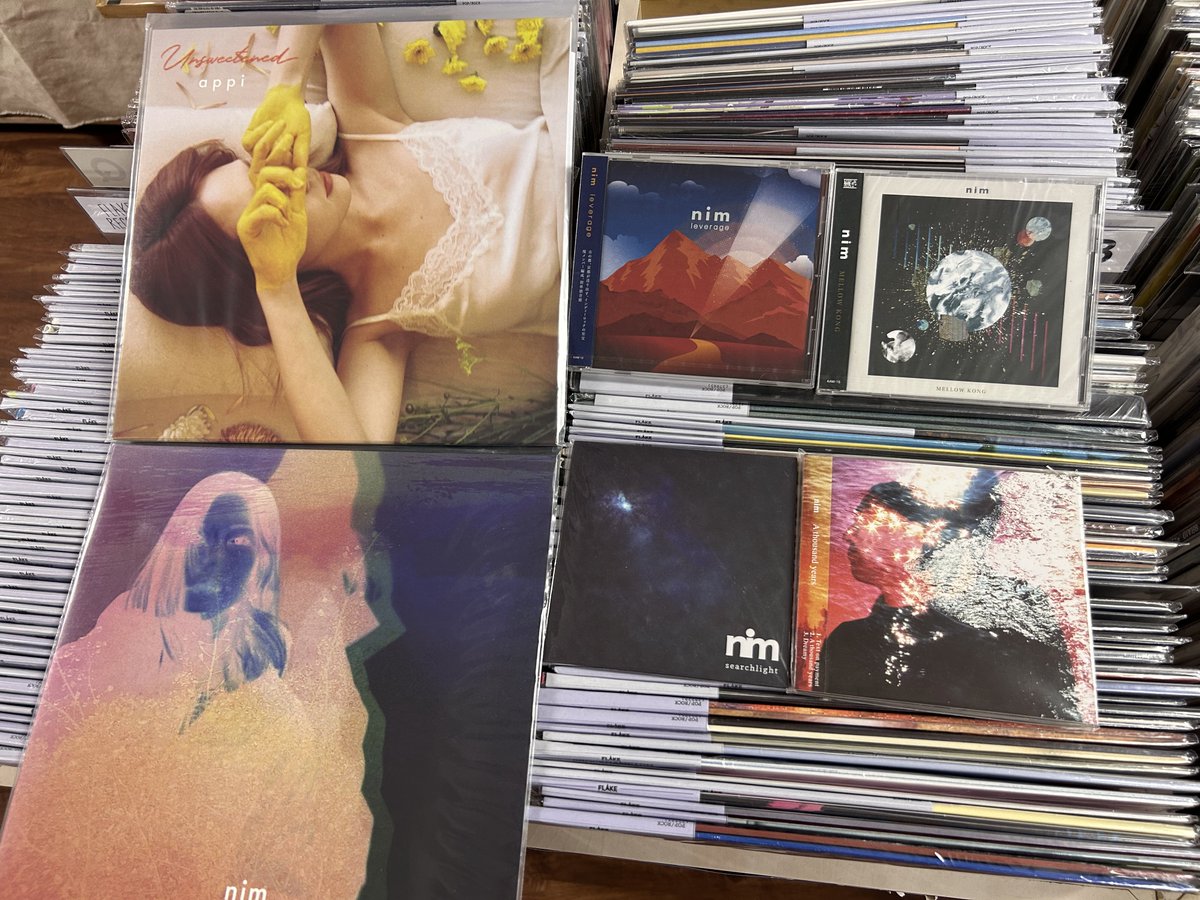 在庫紹介
京都のEMO/INDIEシーンを牽引するバンドnimの在庫いろいろ！
nimのGt/Vo HisanaのソロプロジェクトAPPIもあり。

nim↓↓↓
flakerecords.com/search.php?pag…

APPI↓↓↓
flakerecords.com/rcminfo.php?CO…
