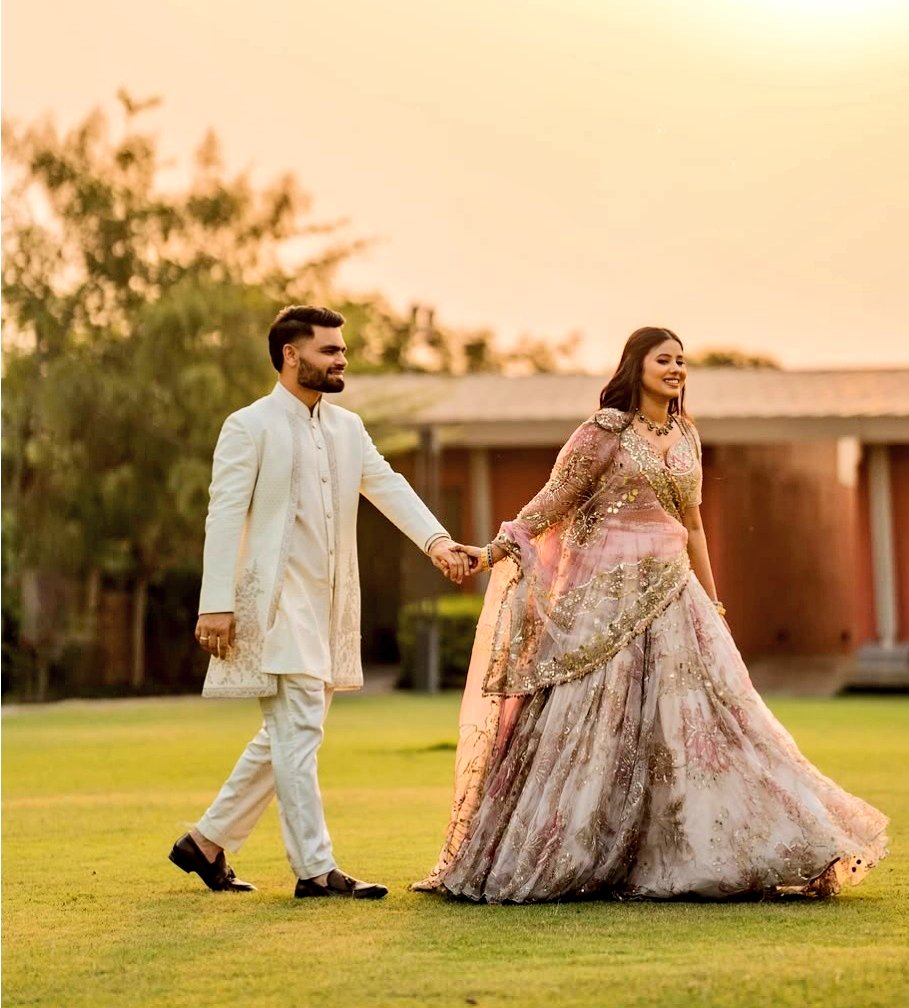 Cheeku yaduvanshi (@imcheeku2017) on Twitter photo जबसे रिंकू सिंह के BSA पद पर नियुक्ति की खबर आई है, कुछ लोगों के पेट में दर्द होने लगा।
वो राज्य सरकार को कोसने के बजाय रिंकू सिंह पर उंगली उठा रहे हैं।
लोग उसकी शिक्षा की योग्यता को देखते हुए उसे "नौवीं फेल बना अधिकारी" बता रहे है।
वो मेहनत करके वहां तक पहुंचा है भले ही वो जबसे रिंकू सिंह के BSA पद पर नियुक्ति की खबर आई है, कुछ लोगों के पेट में दर्द होने लगा।
वो राज्य सरकार को कोसने के बजाय रिंकू सिंह पर उंगली उठा रहे हैं।
लोग उसकी शिक्षा की योग्यता को देखते हुए उसे "नौवीं फेल बना अधिकारी" बता रहे है।
वो मेहनत करके वहां तक पहुंचा है भले ही वो