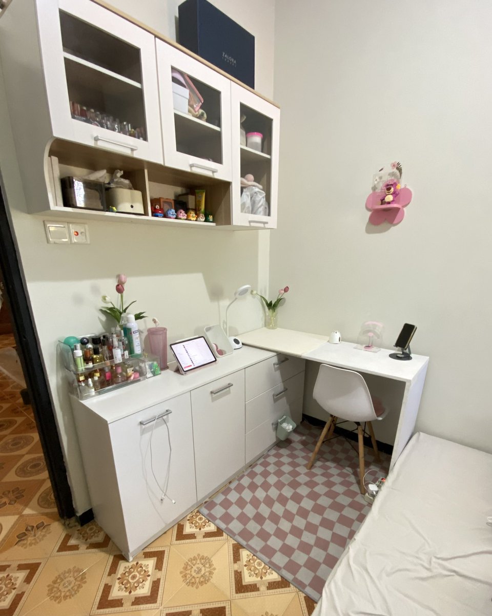 kunci kamar kecil bisa muat barang banyak dan rapi tiap saat cuma 1

✨beli storage yang sesuai kebutuhan &amp; ukuran kamar✨

ukuran kamarku yang gasampe 3meter bisa muat buanyak bgt barang terutama printilan ini itu ☺️🤏🏻