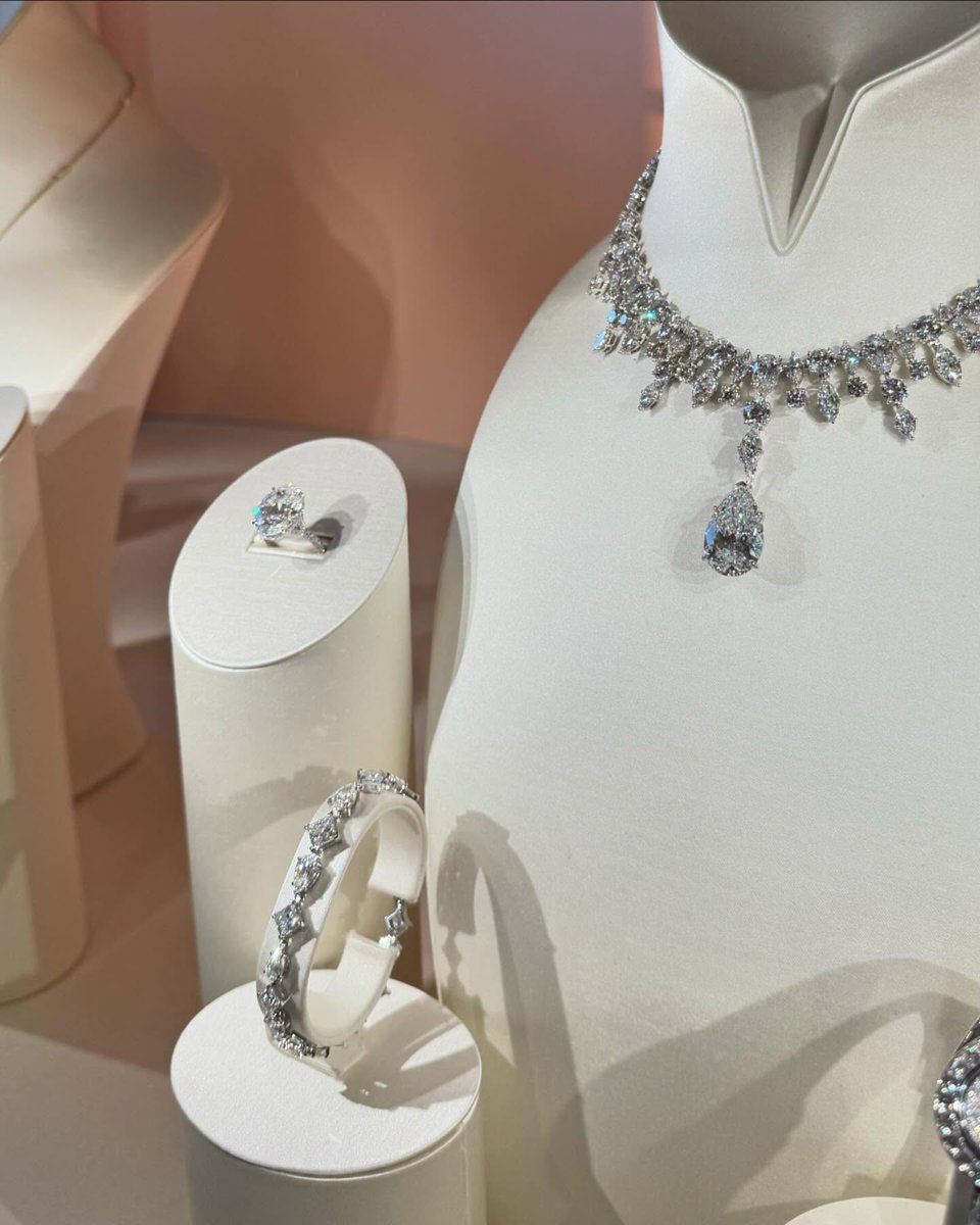 AuroraB_r's tweet image. This afternoon, I was invited to a private high jewelry presentation by Van Cleef &amp;amp; Arpels in Beverly Hills 💎🌸
Every gemstone tells a story, and every design carries the legacy of exceptional craftsmanship ✨
Jewelry, to me, is a passion — not a profession. But I treasure every…