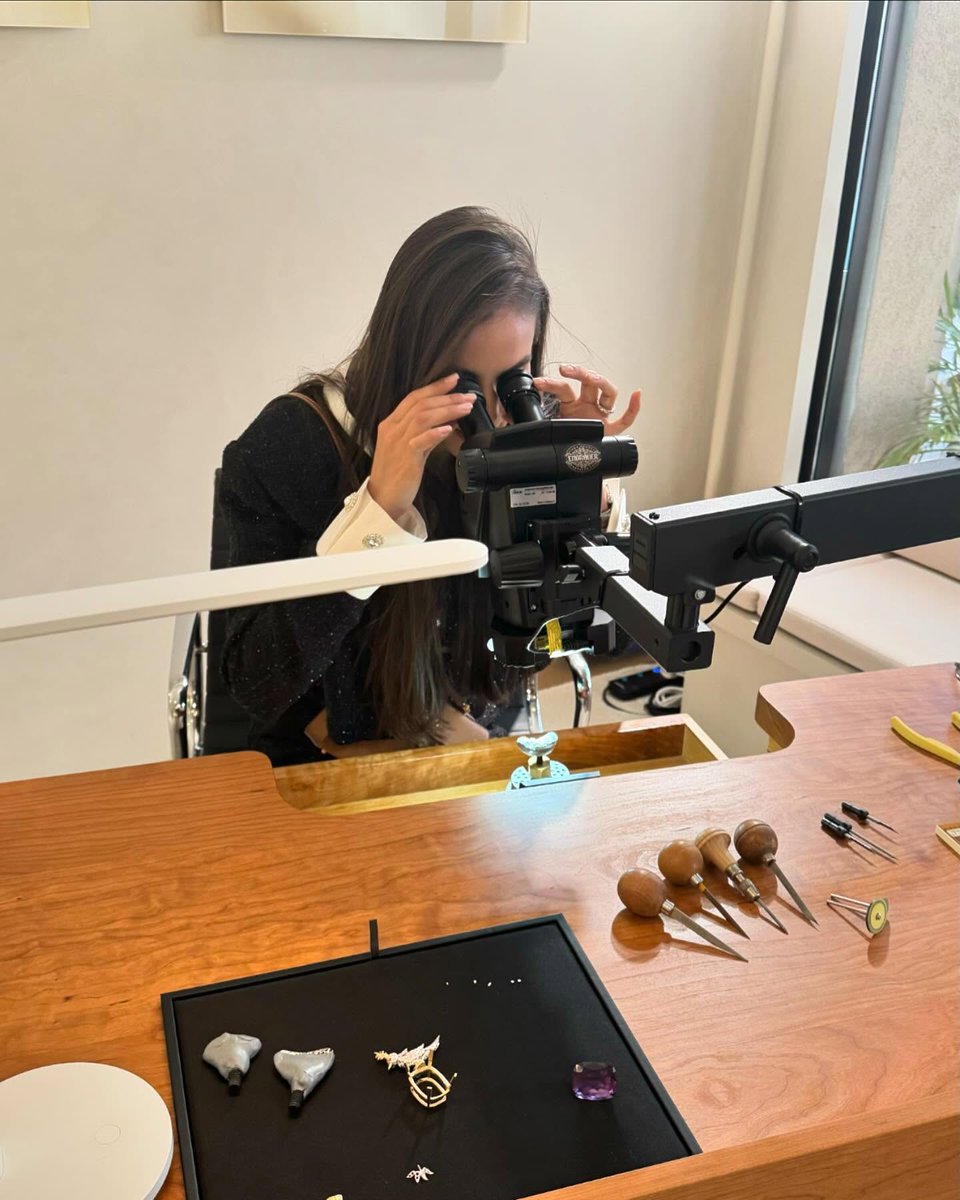 AuroraB_r's tweet image. This afternoon, I was invited to a private high jewelry presentation by Van Cleef &amp;amp; Arpels in Beverly Hills 💎🌸
Every gemstone tells a story, and every design carries the legacy of exceptional craftsmanship ✨
Jewelry, to me, is a passion — not a profession. But I treasure every…