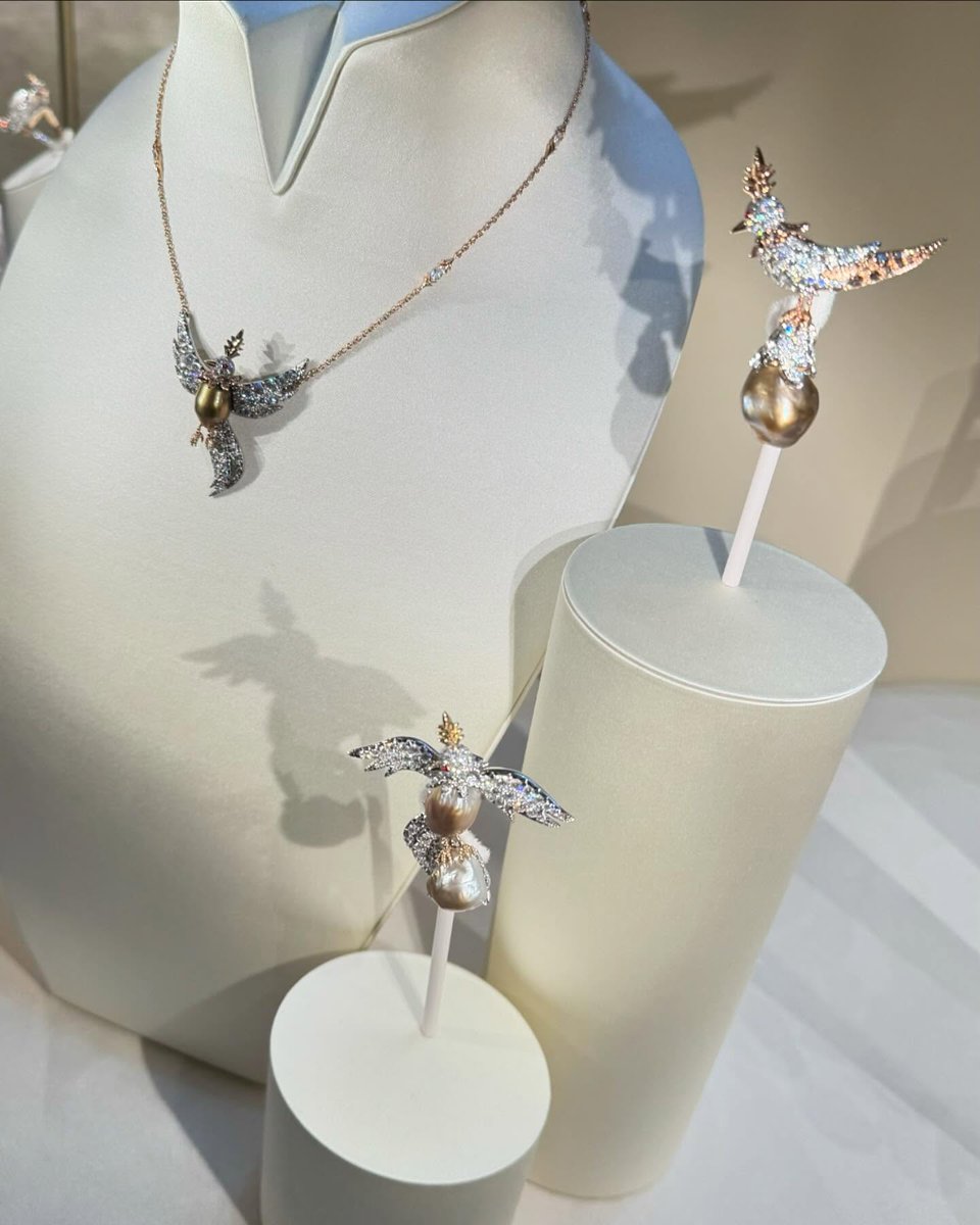 AuroraB_r's tweet image. This afternoon, I was invited to a private high jewelry presentation by Van Cleef &amp;amp; Arpels in Beverly Hills 💎🌸
Every gemstone tells a story, and every design carries the legacy of exceptional craftsmanship ✨
Jewelry, to me, is a passion — not a profession. But I treasure every…