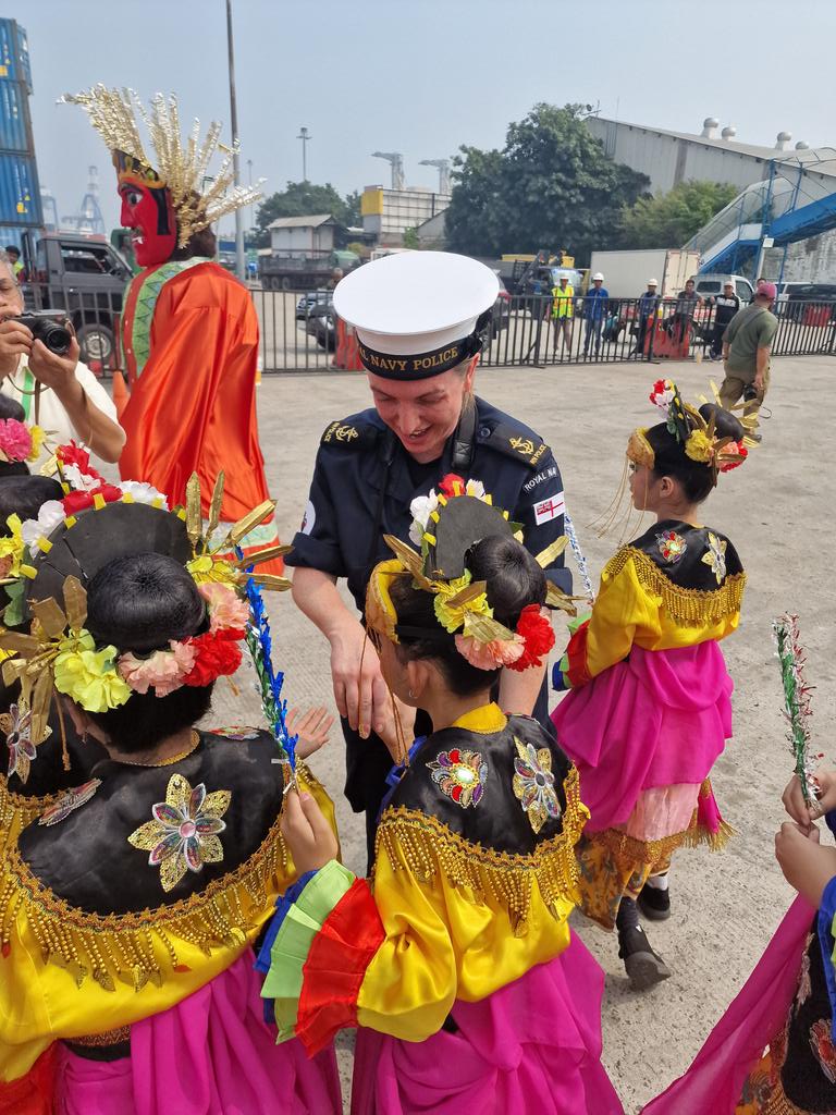 HMS_Richmond's tweet image. What a welcome into Indonesia 🇮🇩 All we can say is "wow!"
One of our many high profile visits across the #IndoPacific during #CSG25
@COMUKCSG
@RoyalNavy