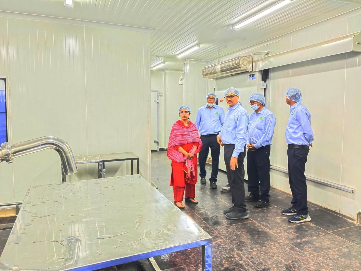 ManagingTrustee's tweet image. Made a surprise visit to our Shameerpet plant today.
Had the pleasure of inaugurating the Auto Tanker Unloading &amp;amp; CIP system, along with the newly commissioned 3rd 10KL Processing Line.

Appreciate the commendable efforts of our dedicated teams, led by Operations Head Sri Lingam…