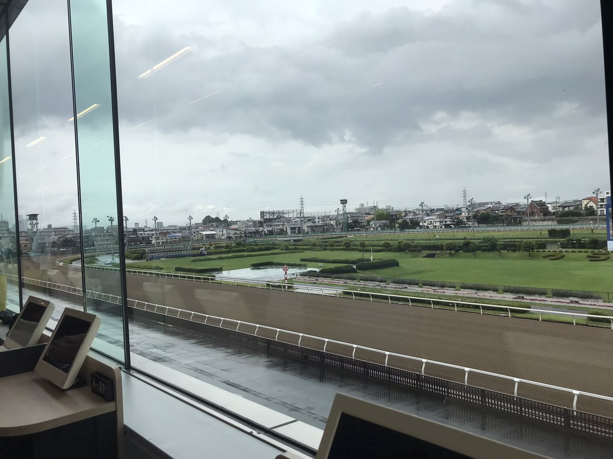 alfred_927's tweet photo. 仕事仲間と行ってきた昨日(6/25)の浦和競馬場です。

名物チキンカツ(350円)と当日限定で売っていたゼリーフライ(300円)、深谷カレー焼きそば(600円)を堪能し始めた時から激しい雨が…

16時くらいまでひどい雨でした。
途中までは「ついにJpnⅠまで中止になるのか」
と思ったくらいでした。 https://t.co/A7qSVL5TEH
