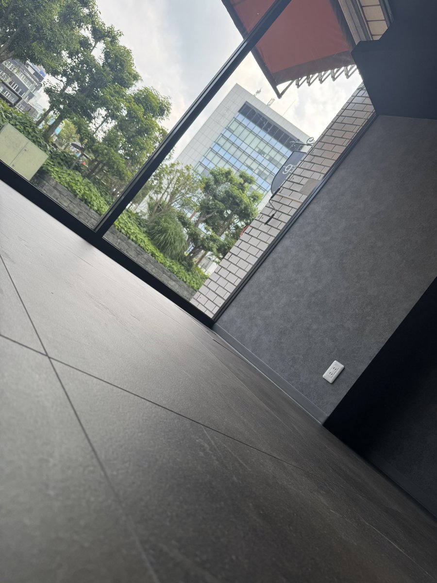 codeZERO0407's tweet image. 内装工事完了👏
物品搬入の予定も着々と🗓️
コンセプトは、
スタイリッシュ且つ、ラグジュアリー✨
初めてのボールパイソンから、
希少、マニアックな個体まで揃えてます😽
あと少しお待ちください🫡
＃ボールパイソン
＃ボールパイソン専門店
＃爬虫類
＃レプタイルショップ
＃徳島県
＃徳島市