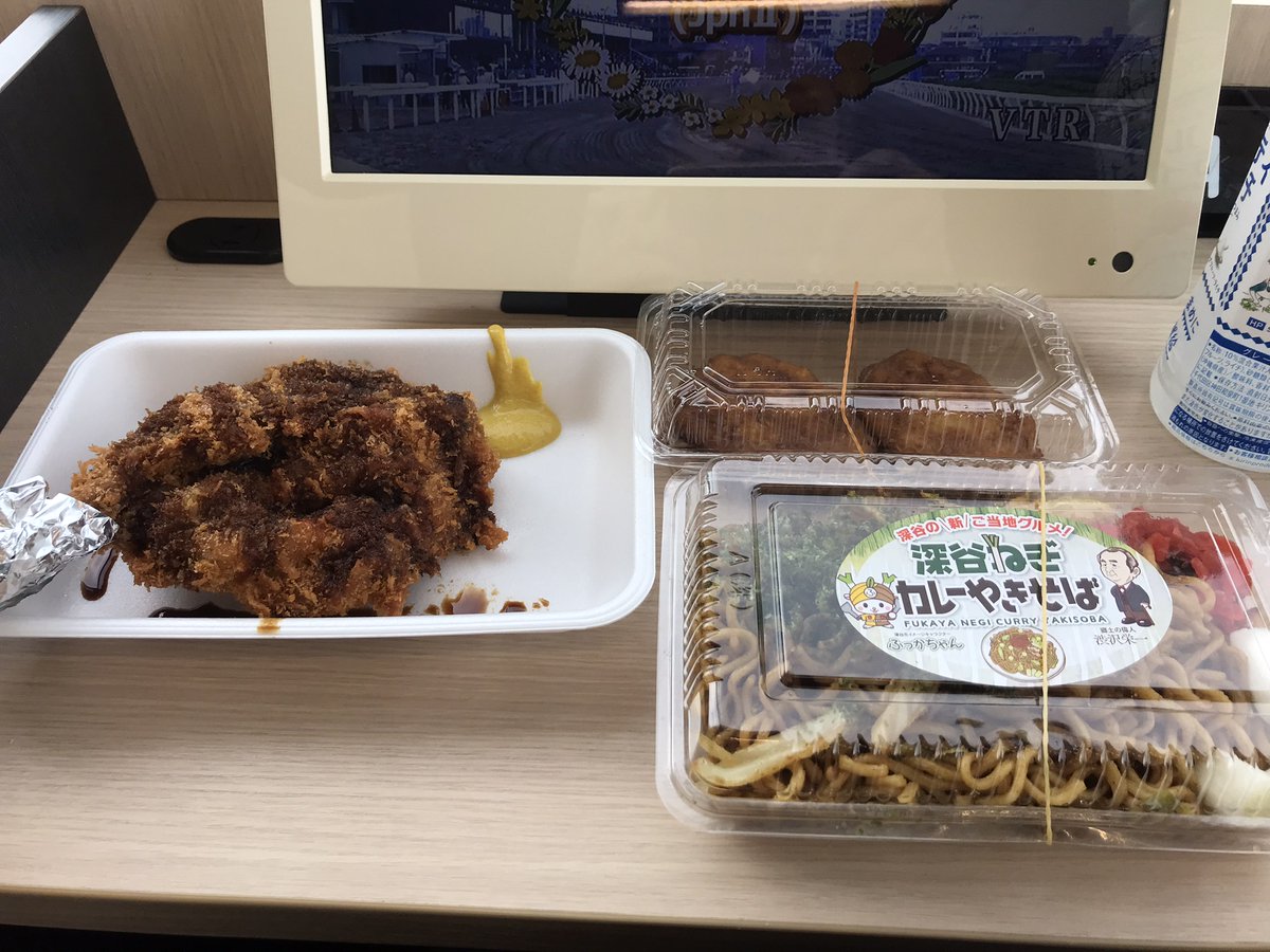 alfred_927's tweet photo. 仕事仲間と行ってきた昨日(6/25)の浦和競馬場です。

名物チキンカツ(350円)と当日限定で売っていたゼリーフライ(300円)、深谷カレー焼きそば(600円)を堪能し始めた時から激しい雨が…

16時くらいまでひどい雨でした。
途中までは「ついにJpnⅠまで中止になるのか」
と思ったくらいでした。 https://t.co/A7qSVL5TEH