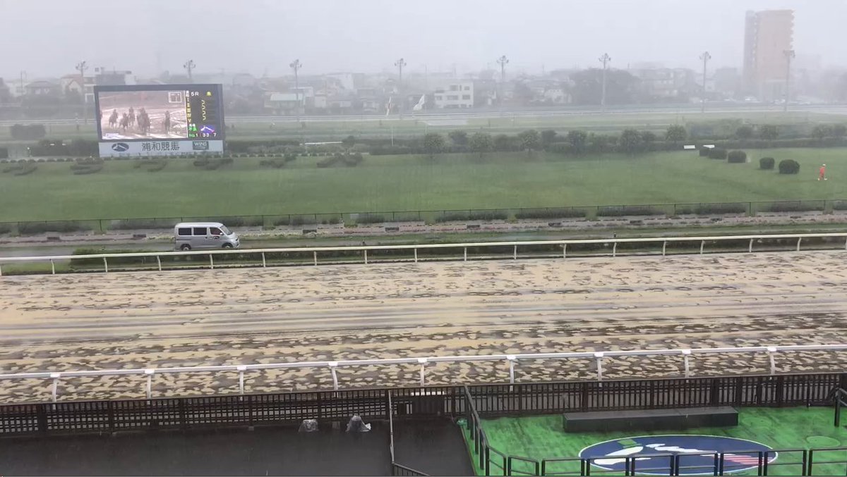 alfred_927's tweet photo. 仕事仲間と行ってきた昨日(6/25)の浦和競馬場です。

名物チキンカツ(350円)と当日限定で売っていたゼリーフライ(300円)、深谷カレー焼きそば(600円)を堪能し始めた時から激しい雨が…

16時くらいまでひどい雨でした。
途中までは「ついにJpnⅠまで中止になるのか」
と思ったくらいでした。 https://t.co/A7qSVL5TEH