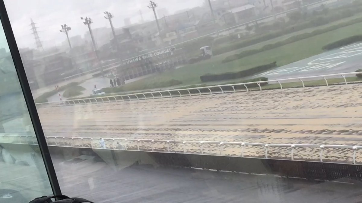 alfred_927's tweet photo. 仕事仲間と行ってきた昨日(6/25)の浦和競馬場です。

名物チキンカツ(350円)と当日限定で売っていたゼリーフライ(300円)、深谷カレー焼きそば(600円)を堪能し始めた時から激しい雨が…

16時くらいまでひどい雨でした。
途中までは「ついにJpnⅠまで中止になるのか」
と思ったくらいでした。 https://t.co/A7qSVL5TEH