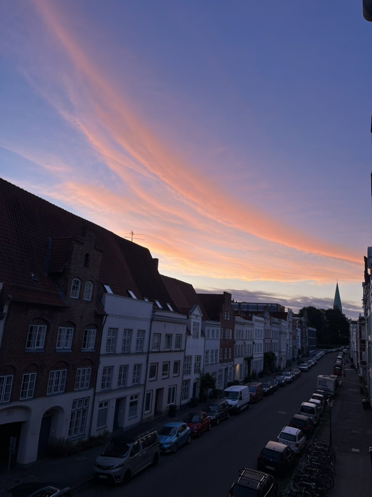 Lilia130881's tweet photo. Guten Morgen Welt ☀️✨ 
#junimorgen #ontheroad #sunrise #luebeck https://t.co/SBgAw1VQi2
