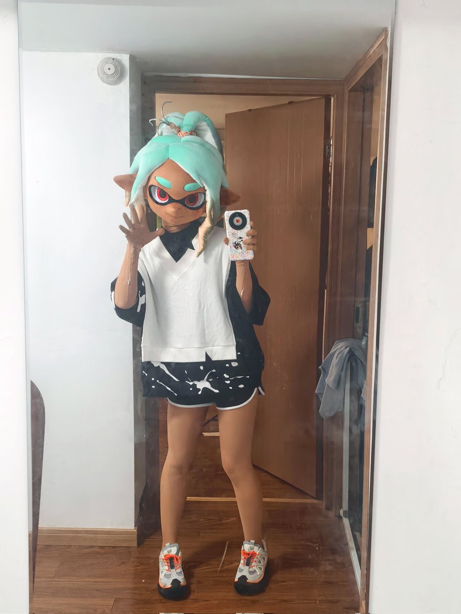 定制了新的打底衣w特别特别贴啊啊啊！
（原本的衣服在洗衣机里所以随便穿了别的衣服）
#SplatoonRaiders #splatooncosplay