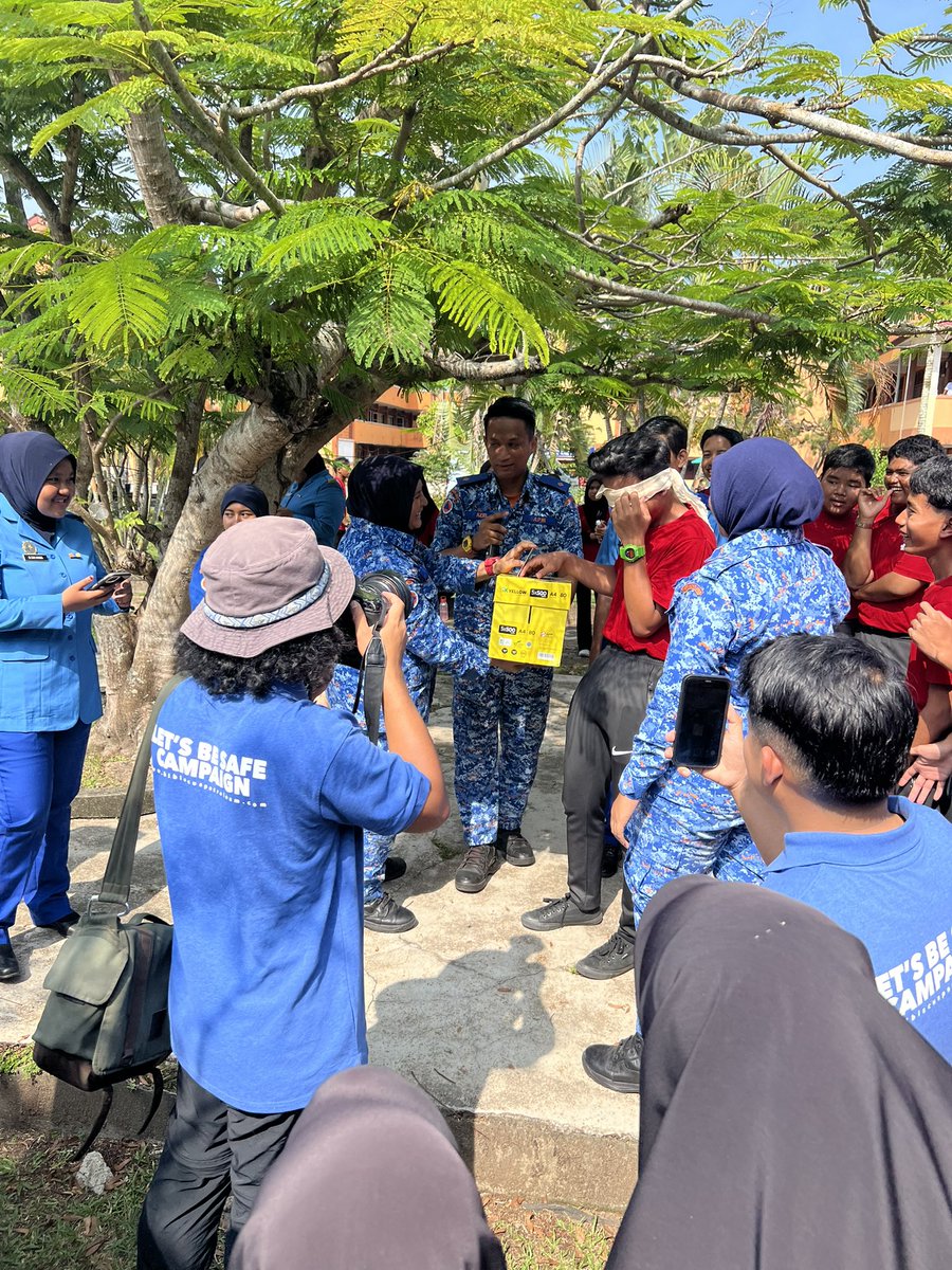 akarumbispace's tweet photo. Sedang berlangsung Kempen Keselamatan Pelajar Sekolah Menengah Daerah Pasir Puteh bersama Hibiscus Petroleum @KemPendidikan 

Live 📡👉🏻 https://t.co/BS44tqXBg9

#LetsBeSafe
#HibiscusPetroleum
#EventConsultant
#DesignYourBrand 
#WeAkarumbi https://t.co/qNke2JNEUp