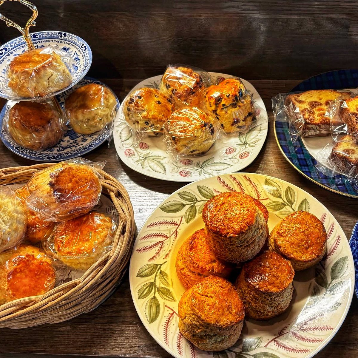 ◎6月28日、29日　13時〜
6月のテイクアウトはお菓子販売会になります。メニューにないスコーンと焼き菓子とケーキできるだけお作り致します。7月は７月26日の辰巳茶房夏市に定番のスコーン2種販売致しますが、7月、8月はテイクアウトはお休みさせて頂きます。皆様のご来店お待ち致しております♪