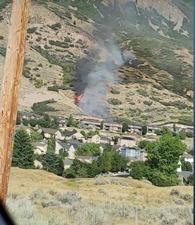 🔄 Update: #CedarHillsFire
📍 14 acres | 🔥 20% contained
🚨 Evacuations lift at 11 PM tonight
🚒 Crews will staff the fire overnight &amp; tomorrow
🎆 Cause: fireworks
🙏 Thanks to all responders &amp; the public for staying alert.
#UtahFire #WildfireUpdate #CedarHillsFire2025