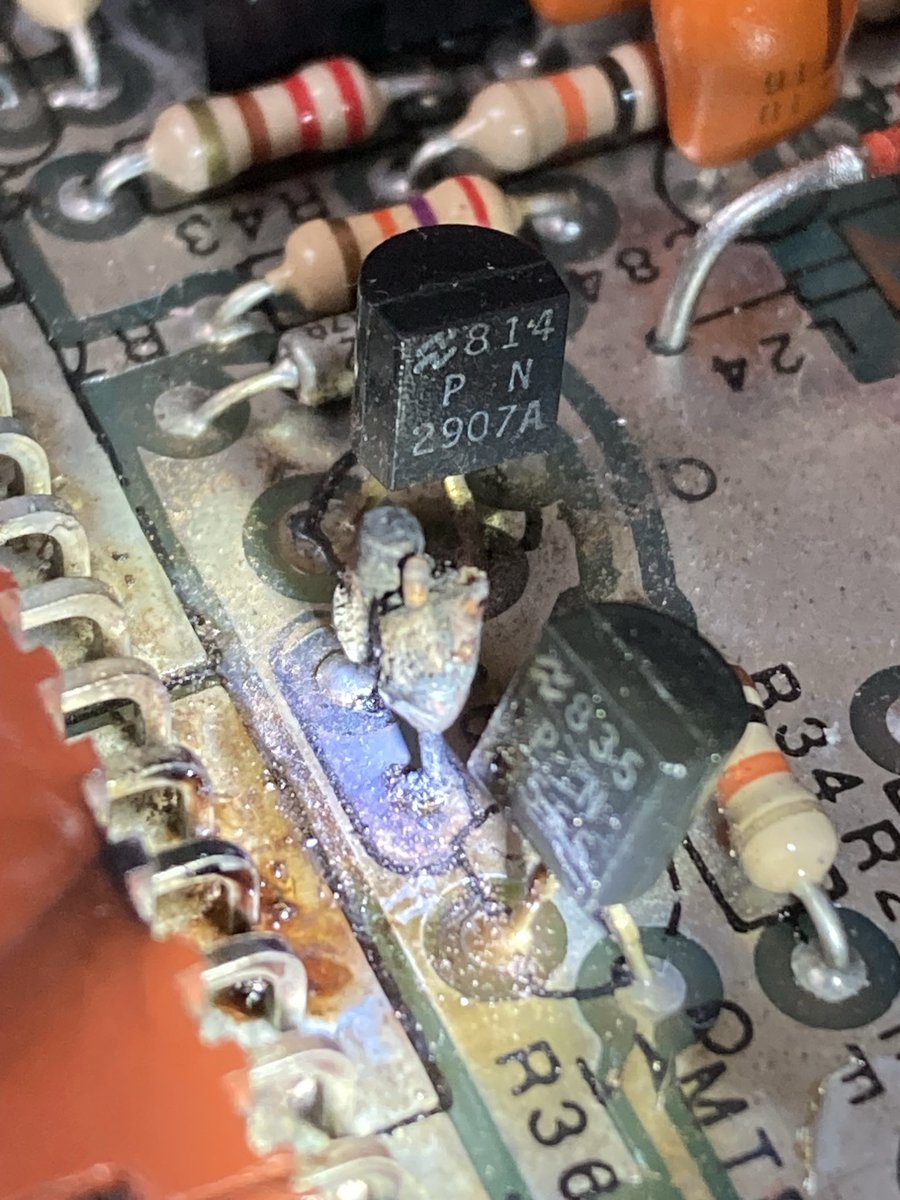 タンタル コンデンサ短絡

RT9000(写真1、2)
RT100/MP (写真3)

その他KWM380、HF380x3台、FT850も炎上。これを多用してる時代のリグは避ける