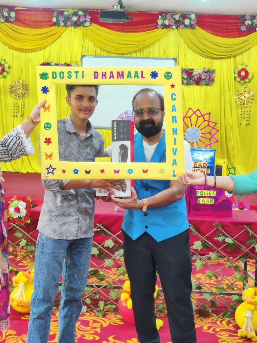 “Lootere” of BIMT DOSTI DHAMAAL Carnival !!! 🥳 🥳 
Achievers are rewarded by our Founder &amp; Chairman Mr. Sudhanshu Singhal Sir with Wireless Bluetooth Speaker 🔈, Wireless Headphones 🎧 &amp; McDonald’s SUPER TREAT Coupons ! What r u waiting for ?? 
“ Tum bhi aao, tum bhi loot lo ! “