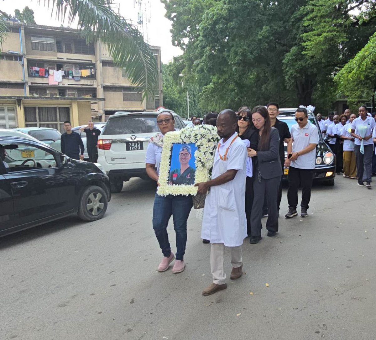 🇨🇳Dr. Zhang Junqiao, the leader of the 27th Chinese medical team in Tanzania, lost his life on June 15 while rescuing a drowning woman off the coast of Dar es Salaam.🕯️🙏
🧵A thread of Dr. Zhang’s life in Africa.