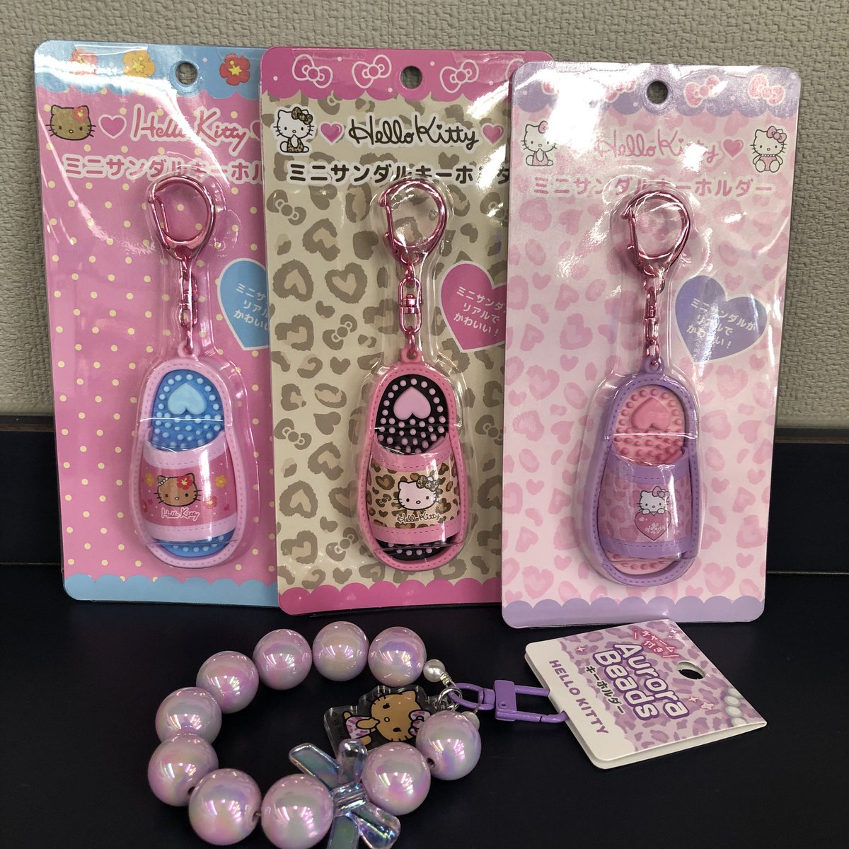 Hi_NOTE_isesaki's tweet image. 夏が似合う!
日焼けキティとギャル?柄キティが登場です🩷
キーホルダー、ヘアクリップ、マスコット付きミラー、ステッカーにメモ帳、消しゴム、少しだけペンケースもあります😻🎀
夏にぴったり!
夏に持ちたい!
可愛くてギャルギャルしたキティ、オススメです😉💕 #ハイノート伊勢崎店 #ハイノート