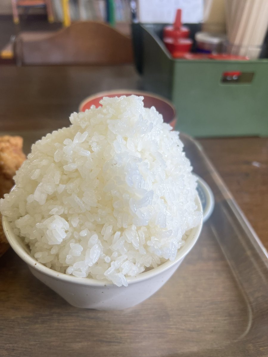 aibisu2's tweet photo. こんなに量があるなんて聞いてないよ！
唐揚げ定食中盛り

ごはん別で小中大あったら取り敢えず中を
頼むよね… https://t.co/LFVl1Xbz0x