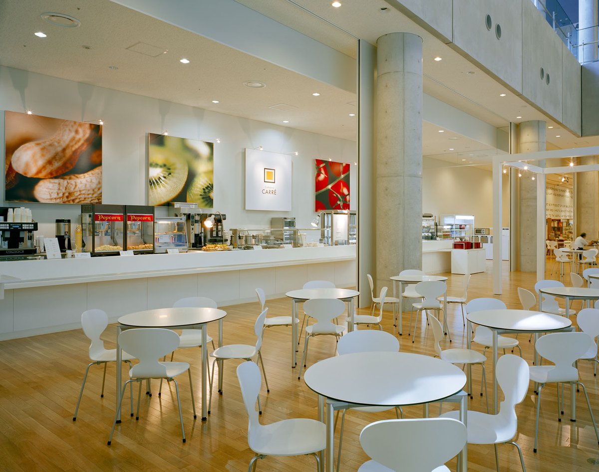 The National Art Center, Tokyo has three cafés and one restaurant, each named after its unique interior layout and design.
Located on the third floor of the National Art Center, Tokyo and overlooking the Center’s vast entrance hall, Brasserie Paul Bocuse Musée is a full-fledged