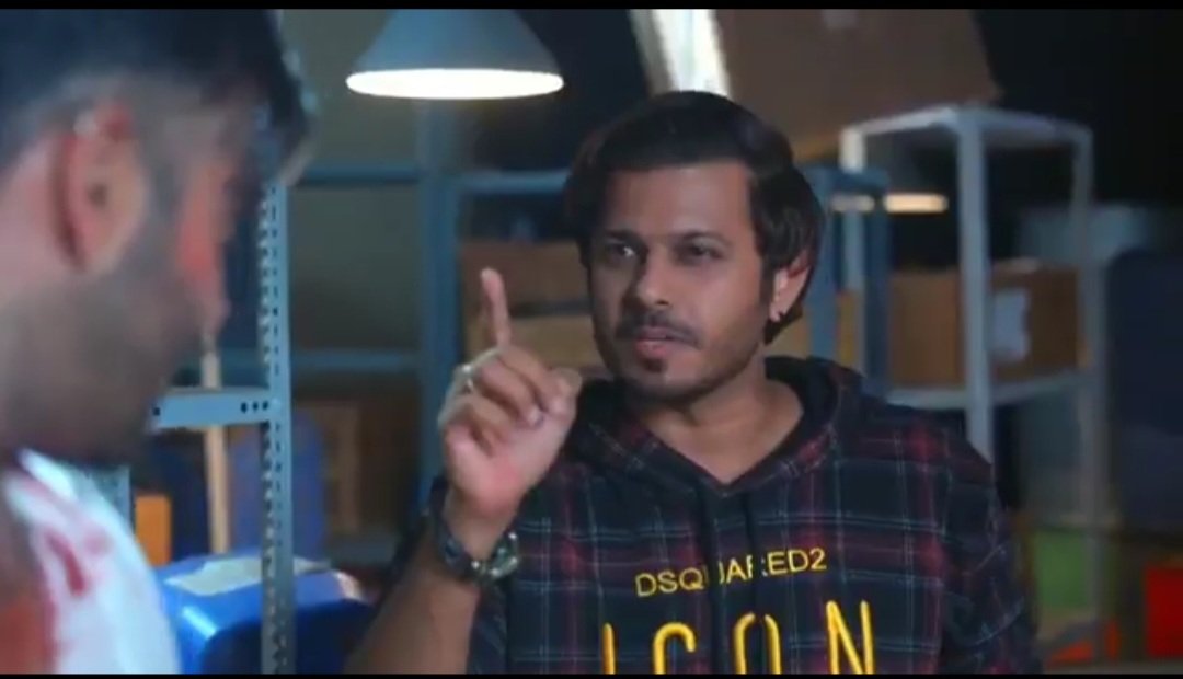 gagori_uin's tweet photo. #MeghaBarsenge #NeilBhatt #NehaRana #KinshukMahajan
Watched Last Episode..
Quite a Cartoonish & Abrupt end ..They could hv kept another extra epi tomorrow for #MegBir confession but it seemed they were in a hurry to just wrap it up ..Even killing Manoj looked so abrupt & funny😆..
The most funny part is out of all its Manoj who address Arjun as Megha 2.0's father during his war of words with her & Kabir 😅..Chalo at least the real monster father knows the value of Arjun in his daughter's life🙂..
Again too much screenspace to Manoj in last epi ..Started with Manoj's interaction with OG Megha in Jail where she again challenged him about his upcoming death😒 followed by Manoj & Megha 2.0's confrontation where Manoj made a deal with her to kill Kabir if she wants her mother back because Kabir's face resembles Arjun who is biggest panauti of his life🤭..The funny irony here is Monster Manoj remembers his biggest enemy Arjun the most after leap more than both mother & daughter 🤣..
When Manoj asks Megha 2.0 if she ever loved anyone in her life ,she in response closes her eyes & sees Kabir🤌..So here we too hv to assume that Megha 2.0 loves Kabir bec direct confession nahi milega🤣..Writers might hv some grudge against female love confessions because neither we got proper love confession of OG Megha for her Arjun nor we gonna get any confession of Megha 2.0 for Kabir 🥲.
Finally Kabir arrives in the picture warna mujhe toh laga tha last epi bina Kabir ke hee nikal denge🤣..Manoj vs Kabir's clash over hero-villain debate was interesting & fun especially when Kabir throws some unexpected & sudden punches at Langda Manoj to show the power of a real hero over a drained out overconfident villain😎..The sad irony is Manoj was not wrong when he said villain always wins in real😪..Real ka toh pata nahi but in ITV world ,villains & vamps sadly keep winning till the last epi & when they die after multiple leaps one don't even feel much bec they would hv anyway died at an old age just like this langda Manoj here 🙂. I wish we got a proper end in Bandipur Track itself with #ArHa killing Manoj,the impact would hv been something else !!
Anyway so Kabir asks Megha 2.0 to shoot him bec nothing is more important than a daughter uniting with her mother after years of wait🤌.Kabir knows the value of a mother as he himself has been longing for his mother's well being for 10 long yrs 🤧..Kabir's words makes Megha 2.0 realise the depth of his love for her where he is even ready to die for her & so instead of shooting at Kabir ,she immediately turns back & shoots at Manoj's leg to make him further handicapped😆..First time some logic is shown post leap as Megha 2.0 tells Kabir that Manoj must hv kept her mother somewhere in this place only ,so they can themselves search & find her instead of surrendering to his stupid conditions👍.
