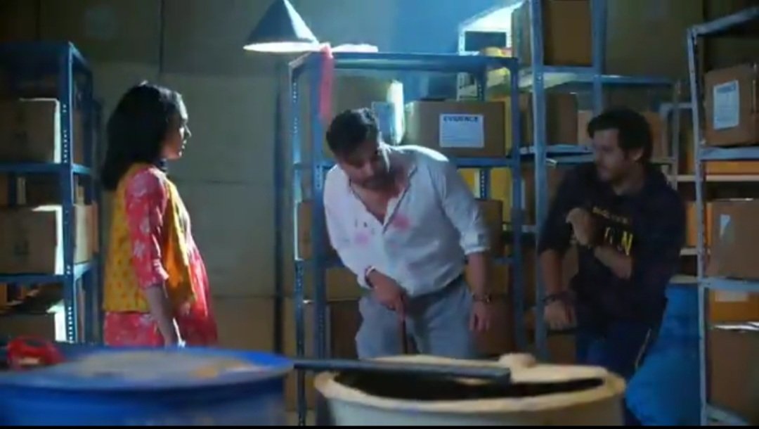 gagori_uin's tweet photo. #MeghaBarsenge #NeilBhatt #NehaRana #KinshukMahajan
Watched Last Episode..
Quite a Cartoonish & Abrupt end ..They could hv kept another extra epi tomorrow for #MegBir confession but it seemed they were in a hurry to just wrap it up ..Even killing Manoj looked so abrupt & funny😆..
The most funny part is out of all its Manoj who address Arjun as Megha 2.0's father during his war of words with her & Kabir 😅..Chalo at least the real monster father knows the value of Arjun in his daughter's life🙂..
Again too much screenspace to Manoj in last epi ..Started with Manoj's interaction with OG Megha in Jail where she again challenged him about his upcoming death😒 followed by Manoj & Megha 2.0's confrontation where Manoj made a deal with her to kill Kabir if she wants her mother back because Kabir's face resembles Arjun who is biggest panauti of his life🤭..The funny irony here is Monster Manoj remembers his biggest enemy Arjun the most after leap more than both mother & daughter 🤣..
When Manoj asks Megha 2.0 if she ever loved anyone in her life ,she in response closes her eyes & sees Kabir🤌..So here we too hv to assume that Megha 2.0 loves Kabir bec direct confession nahi milega🤣..Writers might hv some grudge against female love confessions because neither we got proper love confession of OG Megha for her Arjun nor we gonna get any confession of Megha 2.0 for Kabir 🥲.
Finally Kabir arrives in the picture warna mujhe toh laga tha last epi bina Kabir ke hee nikal denge🤣..Manoj vs Kabir's clash over hero-villain debate was interesting & fun especially when Kabir throws some unexpected & sudden punches at Langda Manoj to show the power of a real hero over a drained out overconfident villain😎..The sad irony is Manoj was not wrong when he said villain always wins in real😪..Real ka toh pata nahi but in ITV world ,villains & vamps sadly keep winning till the last epi & when they die after multiple leaps one don't even feel much bec they would hv anyway died at an old age just like this langda Manoj here 🙂. I wish we got a proper end in Bandipur Track itself with #ArHa killing Manoj,the impact would hv been something else !!
Anyway so Kabir asks Megha 2.0 to shoot him bec nothing is more important than a daughter uniting with her mother after years of wait🤌.Kabir knows the value of a mother as he himself has been longing for his mother's well being for 10 long yrs 🤧..Kabir's words makes Megha 2.0 realise the depth of his love for her where he is even ready to die for her & so instead of shooting at Kabir ,she immediately turns back & shoots at Manoj's leg to make him further handicapped😆..First time some logic is shown post leap as Megha 2.0 tells Kabir that Manoj must hv kept her mother somewhere in this place only ,so they can themselves search & find her instead of surrendering to his stupid conditions👍.
