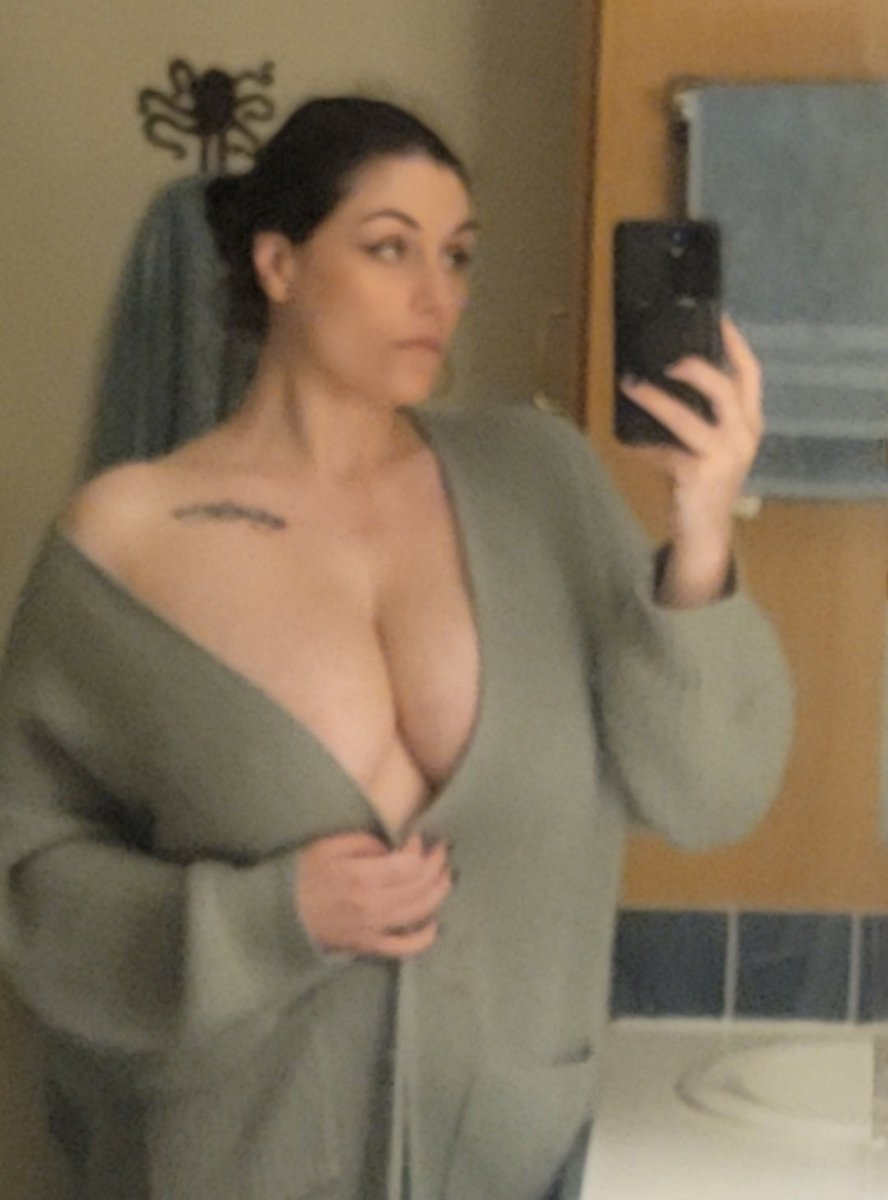 Legit just gonna be playing death stranding all night but at least I'll be comfy 🥰