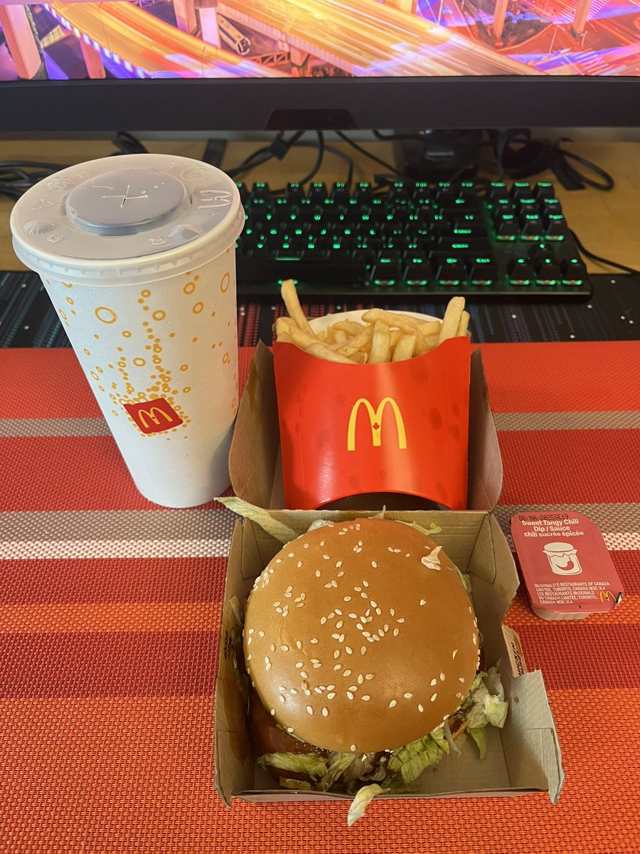 今夜はマックを食べました♪
テリヤキバーガーです^ ^