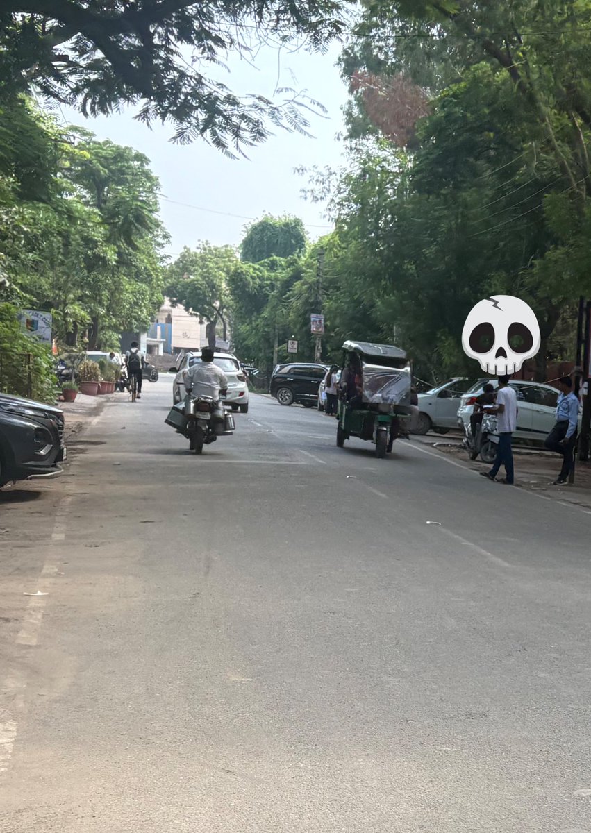 vkpediaa's tweet photo. Shocked by the rowdy nd abusive behavior of the parking staff right outside a prestigious hospital emergency.Parking gang claiming parking space outside sararwati mandir nd asking everyone to give keys.When I denied,abuse starts while @YashodaHealth staff is mute spectator (1/2) https://t.co/1Qbx5gSZyx