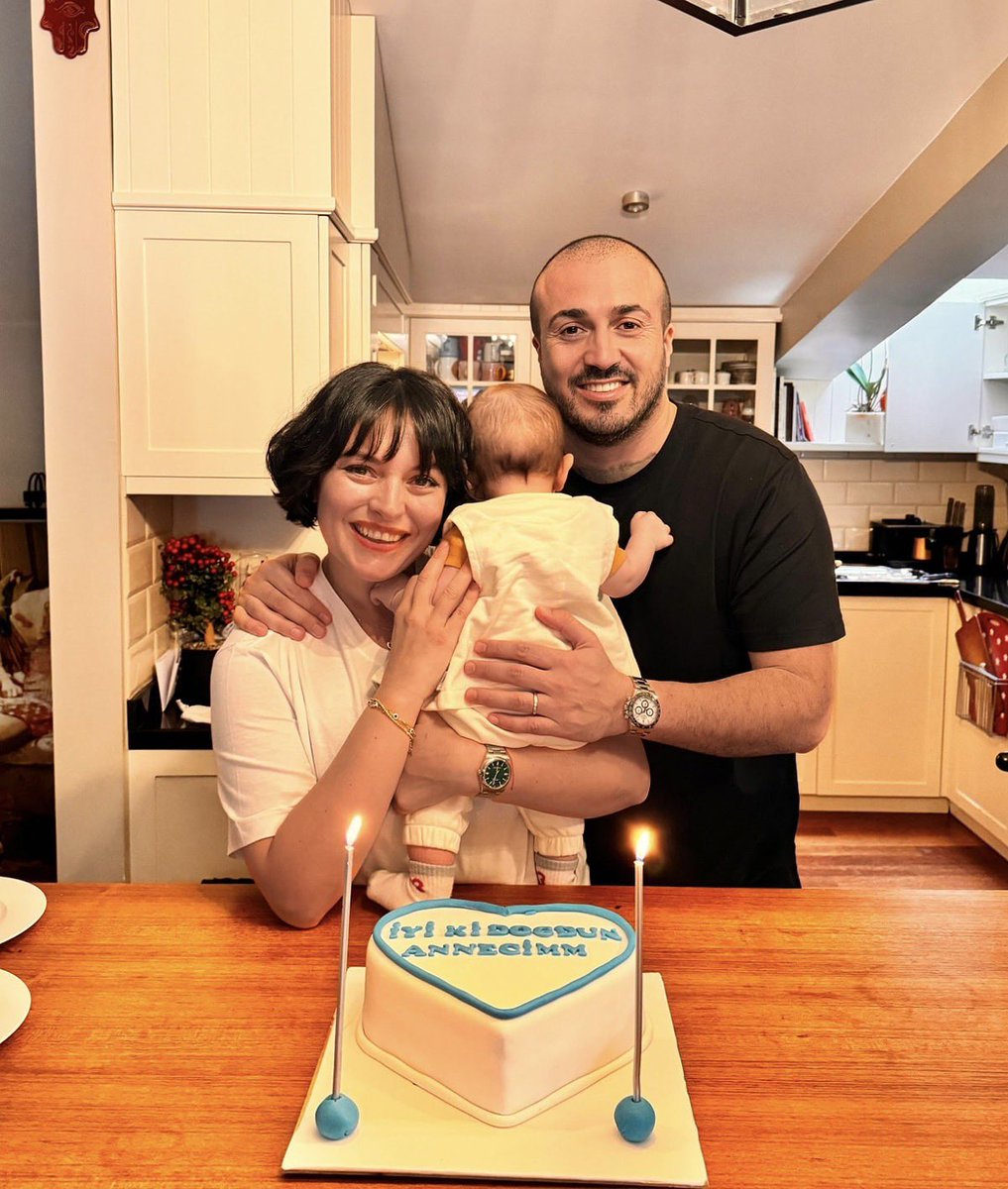 Ezgi Mola 2 yıllık evliliğini bebeği olmasına rağmen tek celsede bitiriyor.
Ama ben Tapulu Evime 2 yıl da geçemiyorum. 

Bu mahkemeler niye bitmiyor? Günahımız nedir?

Kiracım benden zengin. Ben işsiz kiralarda...