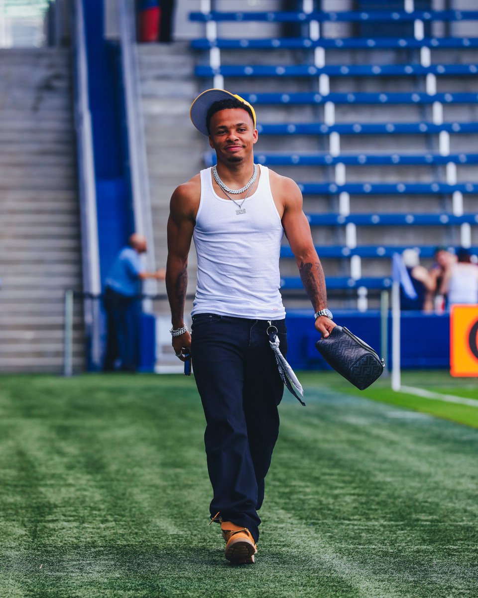 SportingKC's tweet photo. Throwing fits 👔

#SKCvCLT | @ParisiCoffee https://t.co/jvdIy51o5D