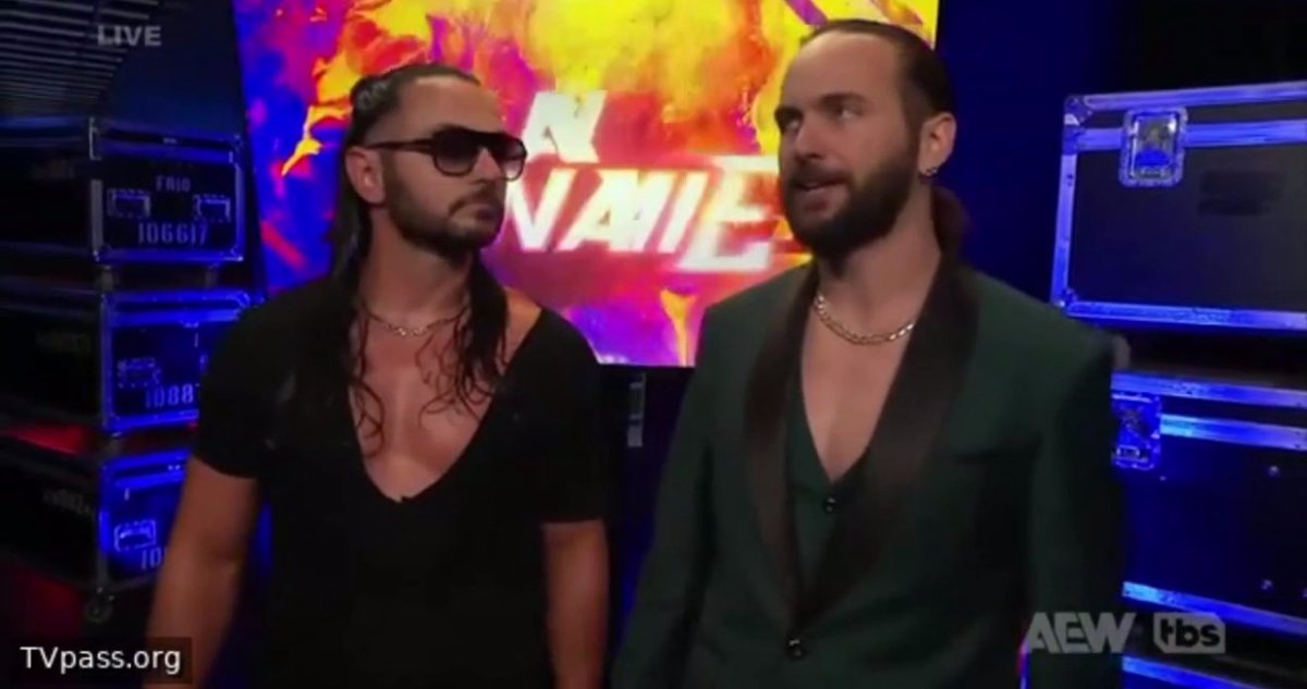 he don’t got a V neck on he got a U neck on #AEWDynamite