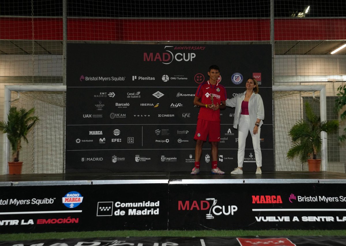 Categoría infantil B-14:

🥇Equipo campeón: Getafe CF

🥈 Subcampeón: Ángeles Soccer Elite

⚽️ MVP: Adrián Bielsa Díaz 

#MADCUPFOOTBALLMADRID2025