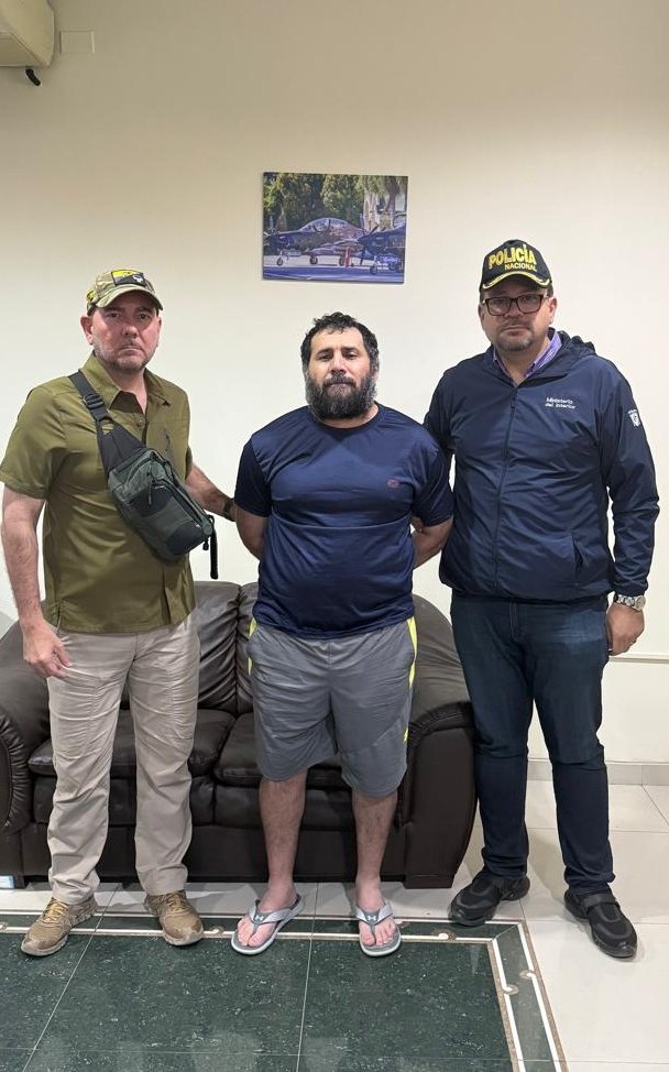 El ministro Giancarlo Loffredo posa para la foto y se cuelga una medallita con la captura de alias #FITO