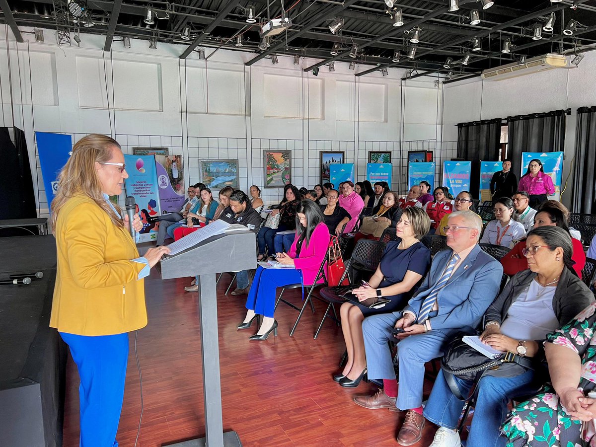 📌 En un significativo acto de cooperación bilateral con la Embajada de Francia en 🇭🇳 la Directora de país de Plan Internacional abg Karla Cueva,hizo entrega oficial a la ministra de la Mujer, Doris García, el Manual de Funcionamiento de las Oficinas Municipales de la Mujer OMM.