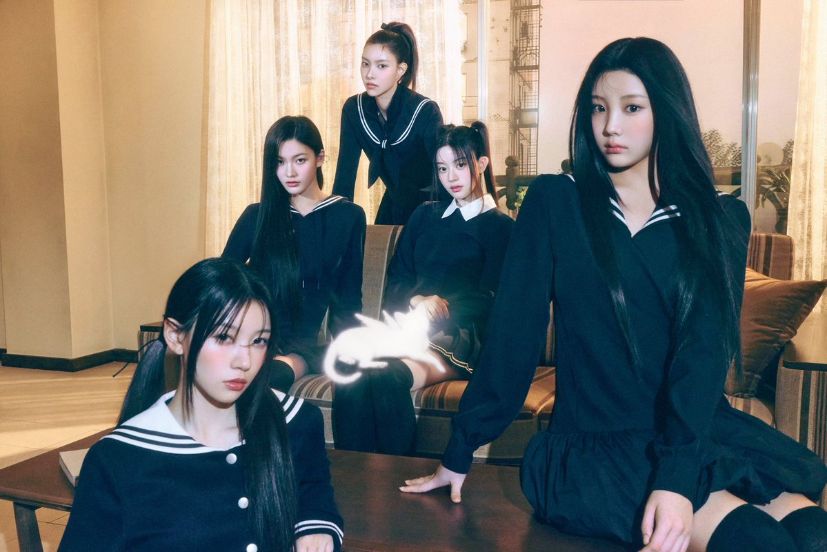 ILLIT_Chart's tweet image. .@ILLIT_official officially earn their first ever #1 album on South Korea! 🇰🇷🥇
‘bomb’ debuts at #1 on Circle Weekly Album Chart! (373,931 copies sold)
#ILLIT #아일릿