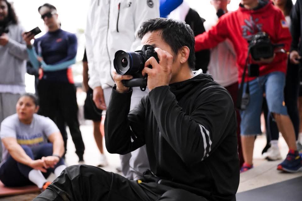 CarlWonderboy's tweet photo. Say cheese… Biruin mo po yon, magaling din po pala pumitik si Sir @MannyPacquiao. Waglang yung pitik ng suntok😂
#TeamWonderboy #TeamINC #TeamIfugao #Cordillera #Sonofthenorth #Knucleheadsboxinggym #Proudlfugao #ProudPilipino #ProudCordillerian #MannyPacman #AfterRun https://t.co/1vAtMxtaxD