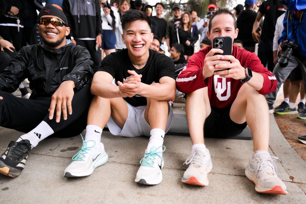 CarlWonderboy's tweet photo. Say cheese… Biruin mo po yon, magaling din po pala pumitik si Sir @MannyPacquiao. Waglang yung pitik ng suntok😂
#TeamWonderboy #TeamINC #TeamIfugao #Cordillera #Sonofthenorth #Knucleheadsboxinggym #Proudlfugao #ProudPilipino #ProudCordillerian #MannyPacman #AfterRun https://t.co/1vAtMxtaxD
