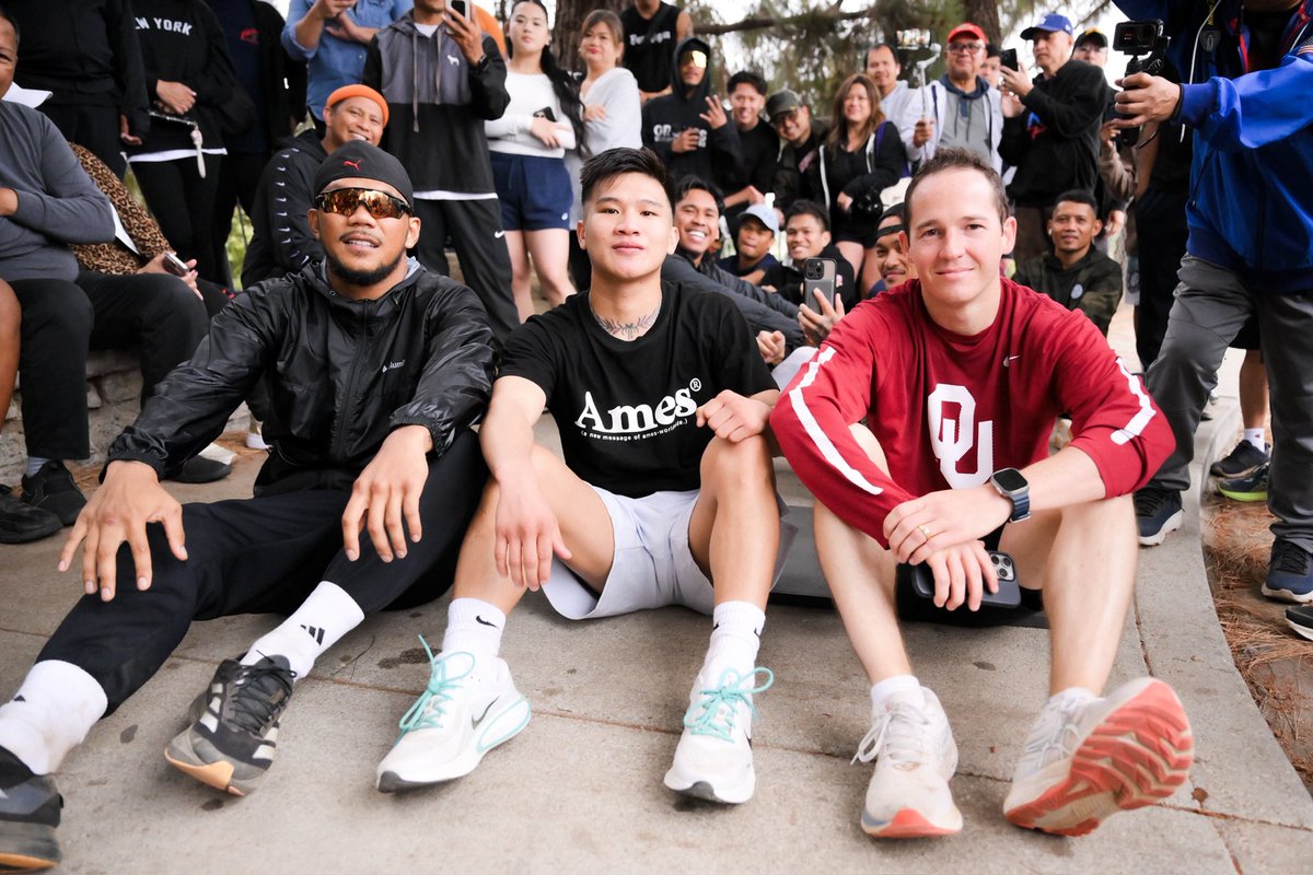 CarlWonderboy's tweet photo. Say cheese… Biruin mo po yon, magaling din po pala pumitik si Sir @MannyPacquiao. Waglang yung pitik ng suntok😂
#TeamWonderboy #TeamINC #TeamIfugao #Cordillera #Sonofthenorth #Knucleheadsboxinggym #Proudlfugao #ProudPilipino #ProudCordillerian #MannyPacman #AfterRun https://t.co/1vAtMxtaxD