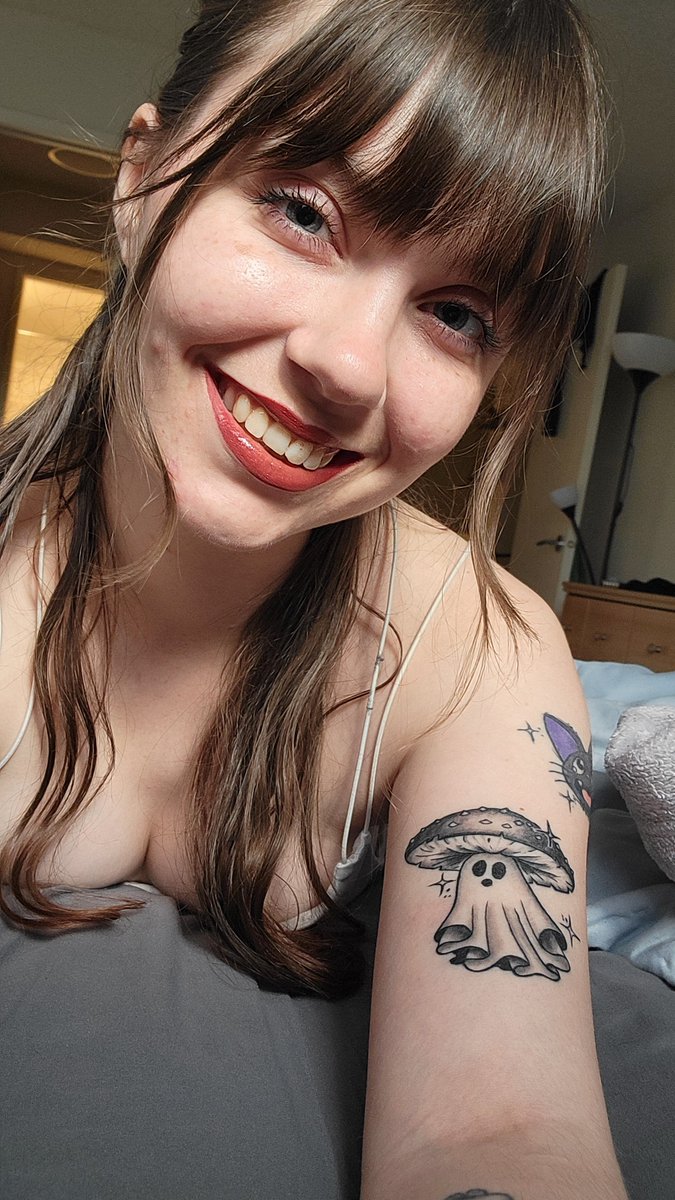 ShelbisShloth_'s tweet image. Say &quot;hi&quot; or RT if you want the naughtier version 😏