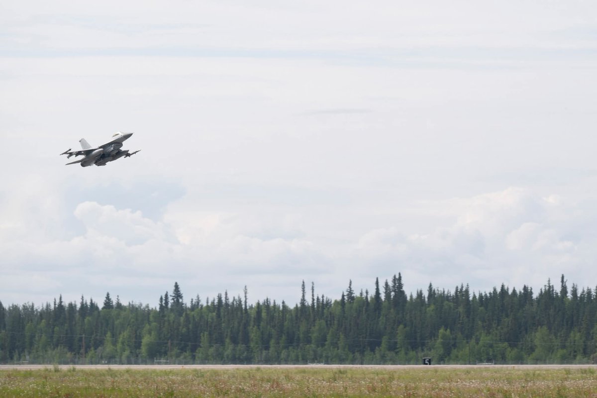 EielsonAirForce's tweet image. Republic of Korea Air Force pilots fly alongside U.S. and allied aircrews during Red Flag-Alaska 25-2, executing missions and refining tactics over the Alaskan range.
This kind of joint training builds the trust, coordination, and combat readiness needed to operate as one team.