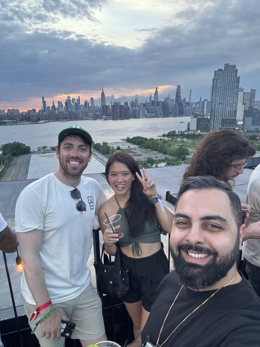 erfffi's tweet image. At @MonkeDAO event in NYC with @SuperteamCAN @bunnyfishchris and @supersimon77