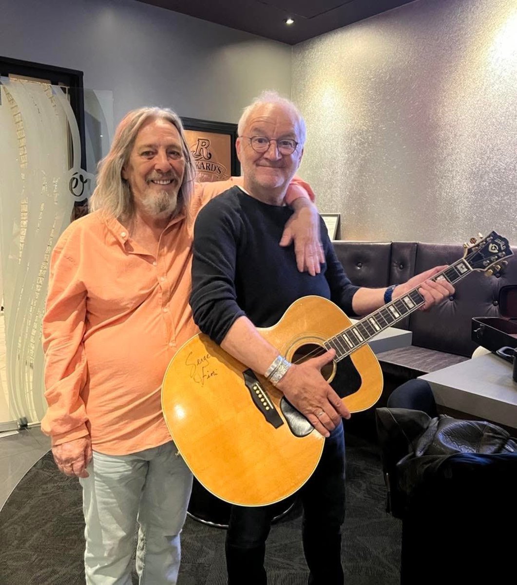 DominicTardif's tweet image. Hier, en apprenant le départ de Serge Fiori, j’ai repensé à la belle histoire de guitare et d’amitié que m’avait racontée Michel Barrette, la dernière fois que je l’ai interviewé. Faque ce matin, je l’ai appelé. lp.ca/uraQtI?sharing…