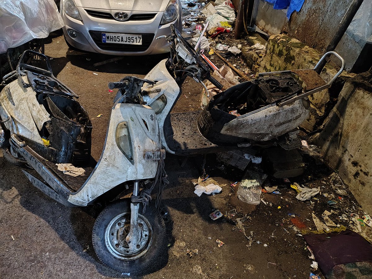ali_merchant3's tweet photo. @mybmcWardB @MumbaiPolice
Hello as per update from @MTPHereToHelp #wadibundertrafficpolice they said it is the responsibility of @mybmc to clear scrap or unknown / asset or property from road.
Req to @mybmcWardB to please remove these scooters from the given location and help us! https://t.co/XacVZwTBok