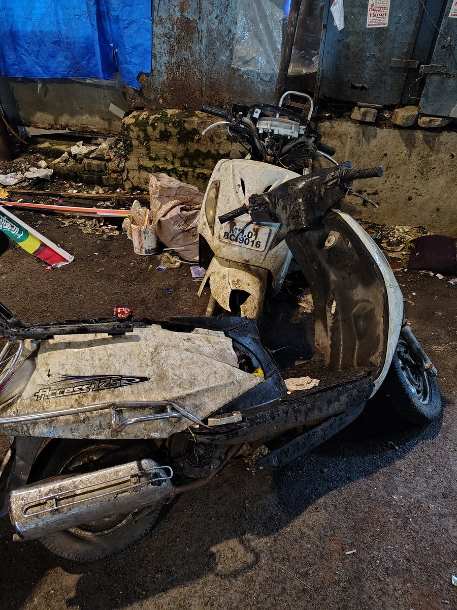 ali_merchant3's tweet photo. @mybmcWardB @MumbaiPolice
Hello as per update from @MTPHereToHelp #wadibundertrafficpolice they said it is the responsibility of @mybmc to clear scrap or unknown / asset or property from road.
Req to @mybmcWardB to please remove these scooters from the given location and help us! https://t.co/XacVZwTBok