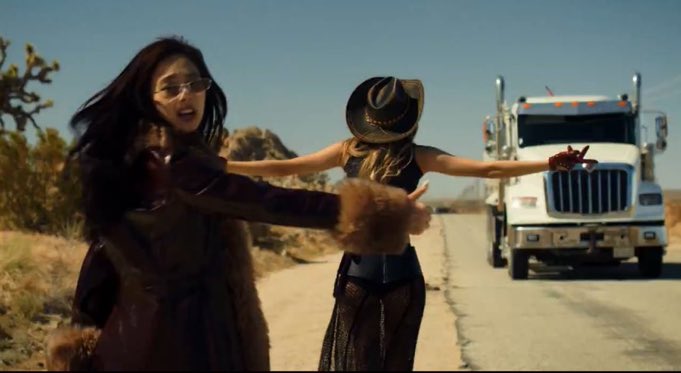 Lisa toda: PARA EL CAMIÓN SAPO
Y Jennie: Alguien que pare? 👍🏻