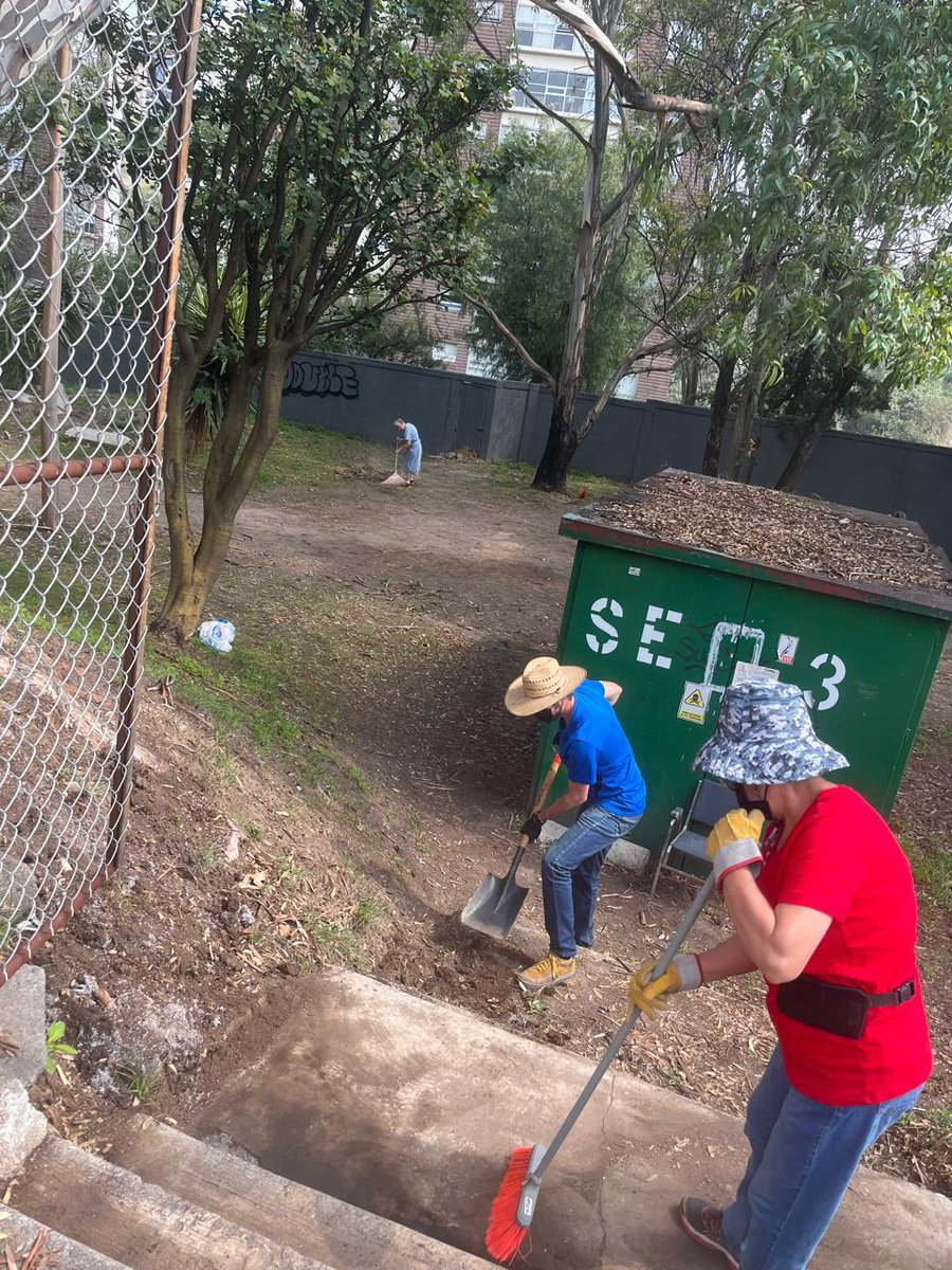 ComunidadLV1a's tweet photo. Primera jornada de limpieza de nuestros jardines liderada por #COPACI y Delegados de la 1a.Secc. de #LomasVerdes y con el apoyo de los vecinos, ya que @GobNau nunca pasó por los residuos de la poda que, con las fuertes #lluvias, pueden tapar los drenajes. #unidosxlomasverdes1a https://t.co/tUxyyJRsNR
